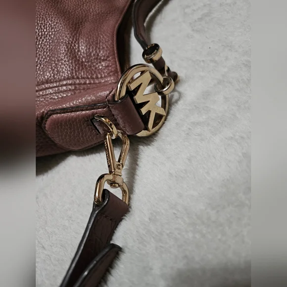 Michael Kors Leather Handbag and Wallet Set. Muave color with crossbody strap - Picture 4 of 10